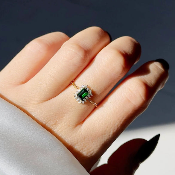 Women's Retro Elegant Green Square Diamond Stretch Ring Copper Zirconia Geometric Design