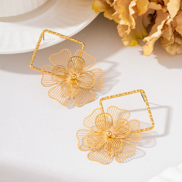 Women’s Retro Fanshaped Pleated Metal Earrings With Vertical Stripes Floral Geometric Design And Electroplated Finish
