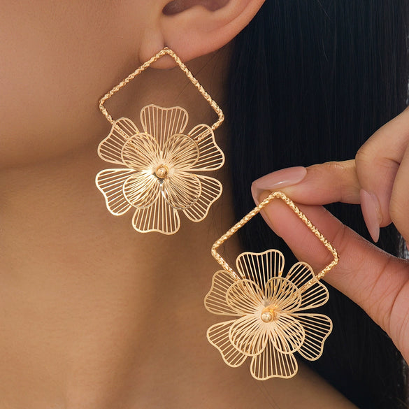 Women’s Retro Fanshaped Pleated Metal Earrings With Vertical Stripes Floral Geometric Design And Electroplated Finish