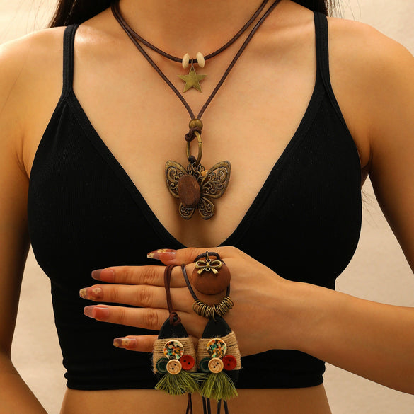 Women's Retro Feather Pendant Necklace Mixed Materials Alloy Leaf Electroplating