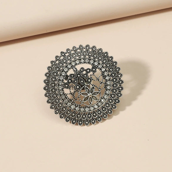 Women's Retro Geometric Alloy Statement Ring With Round Cutout Design And Electroplated Finish