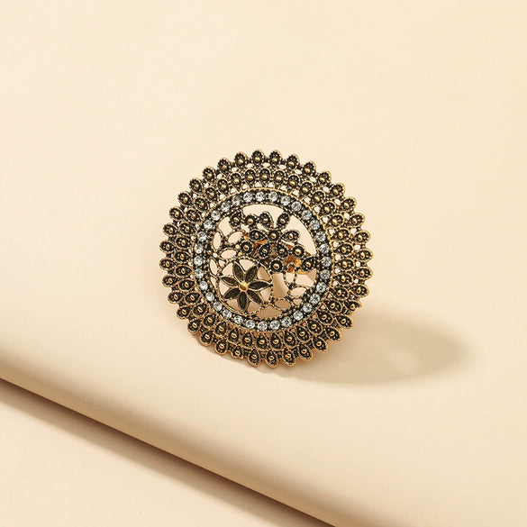 Women's Retro Geometric Alloy Statement Ring With Round Cutout Design And Electroplated Finish