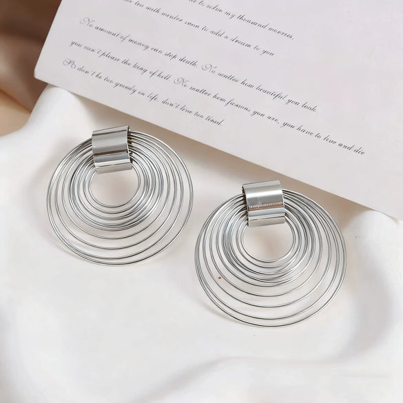 Women's Retro Geometric Hoop Earrings In Electroplated Iron With A Bold Old Money Style