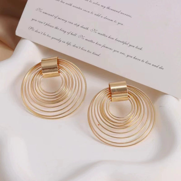 Women's Retro Geometric Hoop Earrings In Electroplated Iron With A Bold Old Money Style
