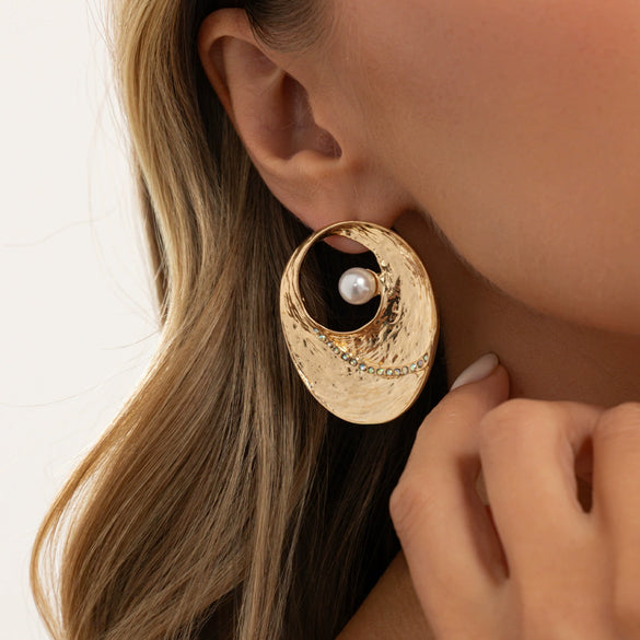Women's Retro Geometric Oval Hollow Alloy Stud Earrings With Faux Pearls And Rhinestone Details Electroplated Finish And Stainless Steel Posts