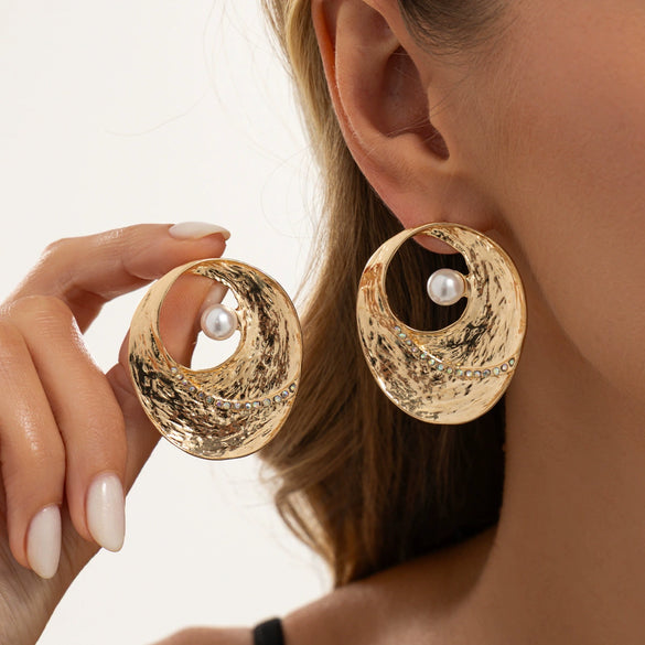 Women's Retro Geometric Oval Hollow Alloy Stud Earrings With Faux Pearls And Rhinestone Details Electroplated Finish And Stainless Steel Posts