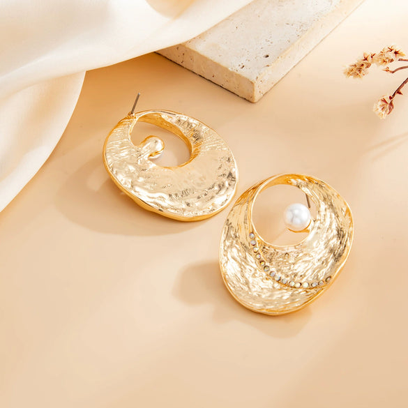 Women's Retro Geometric Oval Hollow Alloy Stud Earrings With Faux Pearls And Rhinestone Details Electroplated Finish And Stainless Steel Posts