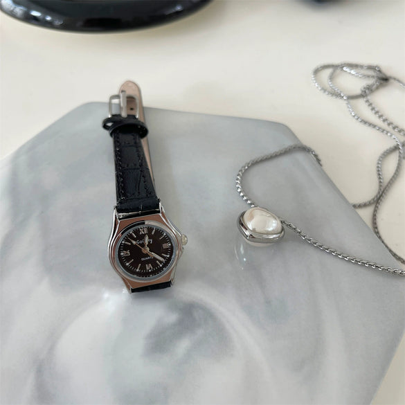 Women's Retro Leisure Metal Case Genuine Leather Strap Round Dial Quartz Watch