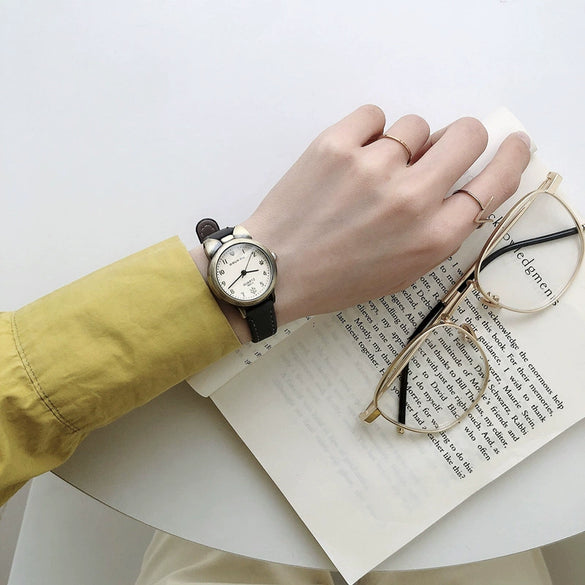 Women's Retro Leisure Watch Alloy Case Ordinary Glass Mirror Pointer Display