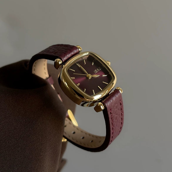 Women's Retro Medieval Style Metal And Leather Watch With Round Dial Pin Buckle And Gold Buckle Material