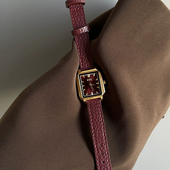 Women's Retro Medieval Style Metal And Leather Watch With Round Dial Pin Buckle And Gold Buckle Material