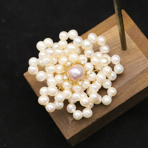 Women's Retro Pearl Brooch With Electroplated Rose And Snowflake Geometric Design Elegant Clothing Accessory Jewelry