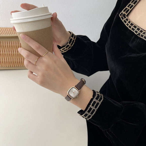 Women's Retro Square Quartz Watch With Alloy Case And Ordinary Glass Mirror