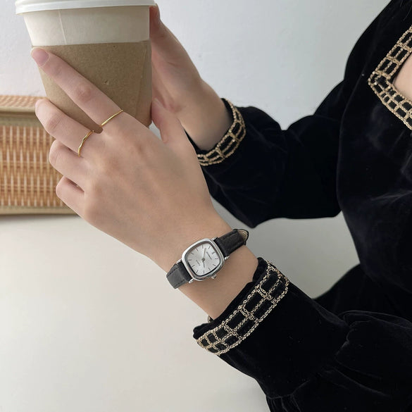 Women's Retro Square Quartz Watch With Alloy Case And Ordinary Glass Mirror