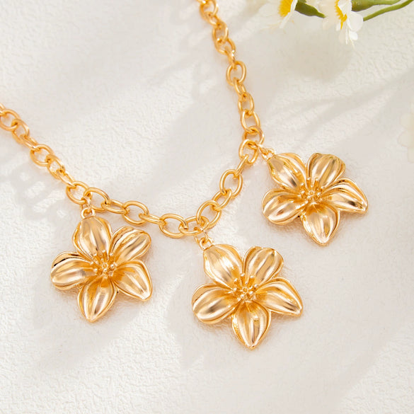 Women's Retro Stereo Flower Geometric Alloy Iron Chain Clavicle Necklace With Electroplating