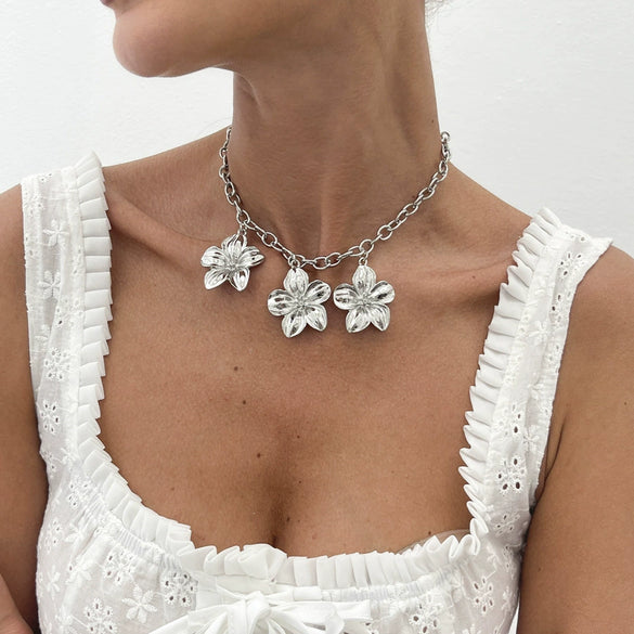 Women's Retro Stereo Flower Geometric Alloy Iron Chain Clavicle Necklace With Electroplating