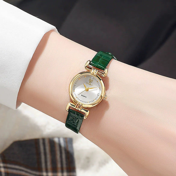 Women's Retro Style Alloy Case And Strap Round Dial Quartz Watch With Printed Logo