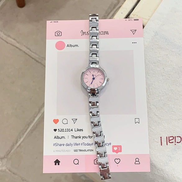 Women's Round Alloy Watch With Mineral Reinforced Glass Mirror Fashion Style Waterproof Quartz