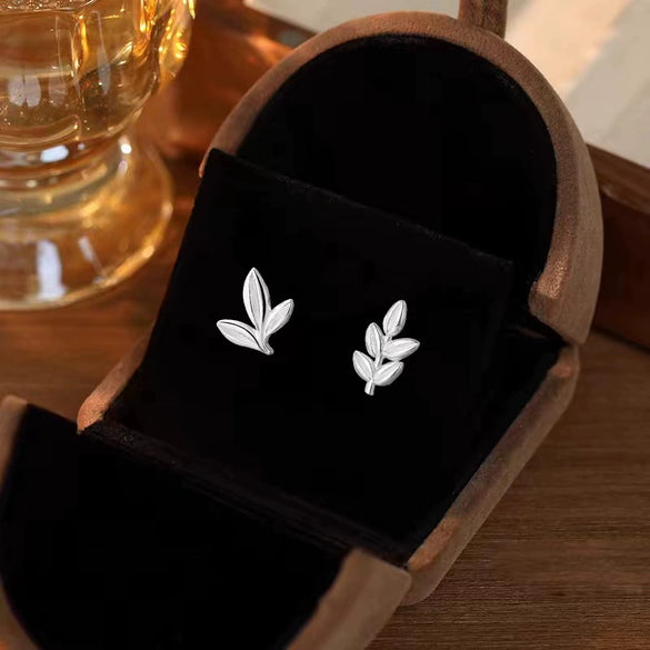 Women's S Silver Leaf Stud Earrings Light Luxury Plant Design Electroplated Silver Ear Pins