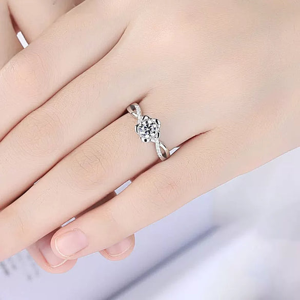 Women's S925 Sterling Silver Ring With Simulation Diamond And Plum Blossom Design Electroplated