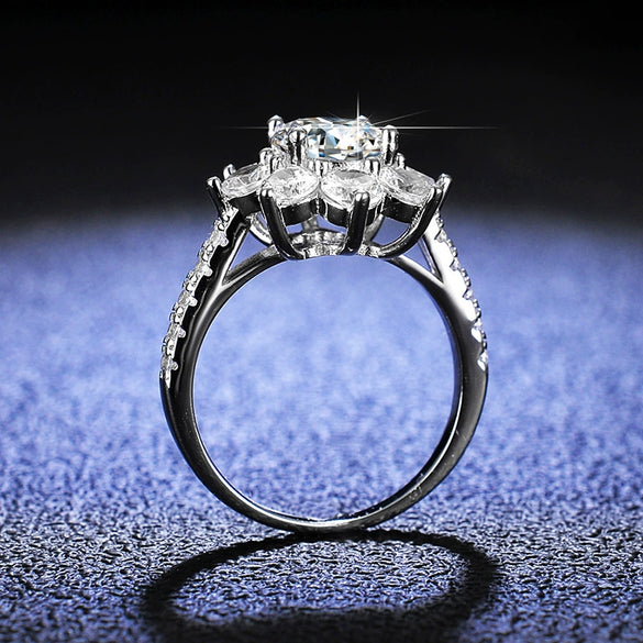 Women's Silver Moissanite Ring With Geometric Pattern And Diamond Treatment