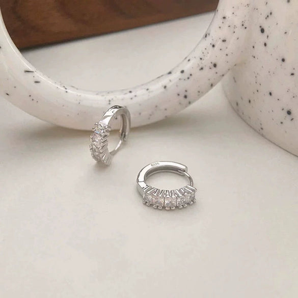 Women's Simple Geometric Wavy Round Hoop Earrings In S925 Sterling Silver With Zircon Diamond Inlay