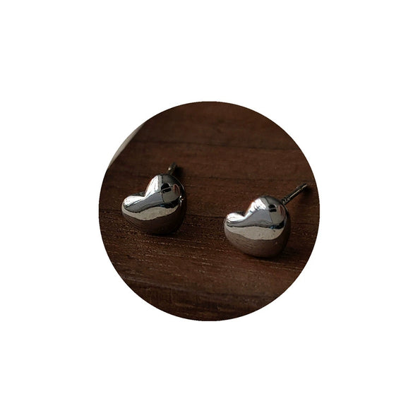 Women's Simple Heart Stud Earrings Copper Electroplated Mini Love Earrings With Silver Needle Elegant Small Studs