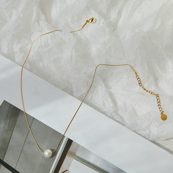 Women's Simple Natural Pearl Smile Necklace With Titanium Steel Snake Bone Chain And Electroplated Gold Color Finish