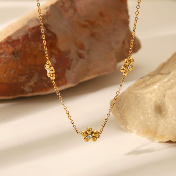 Women's Simple Niche Design Flower Rhinestone Titanium Steel Necklace And Daisy Bracelet Jewelry Suit With Inlay And Pvd Furnace Real Gold Treatment