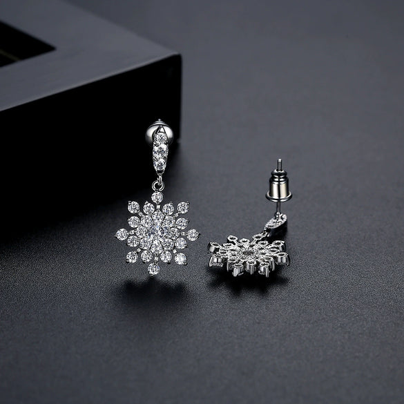 Women's Snowflake Earrings Copper Electroplated Geometric Zircon Inlaid Exquisite Fashion Jewelry Gift