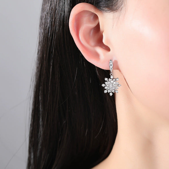Women's Snowflake Earrings Copper Electroplated Geometric Zircon Inlaid Exquisite Fashion Jewelry Gift