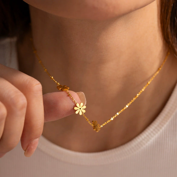 Women's Stainless Steel And Titanium Steel Geometric Sunflower Little Daisy Electroplated Necklace