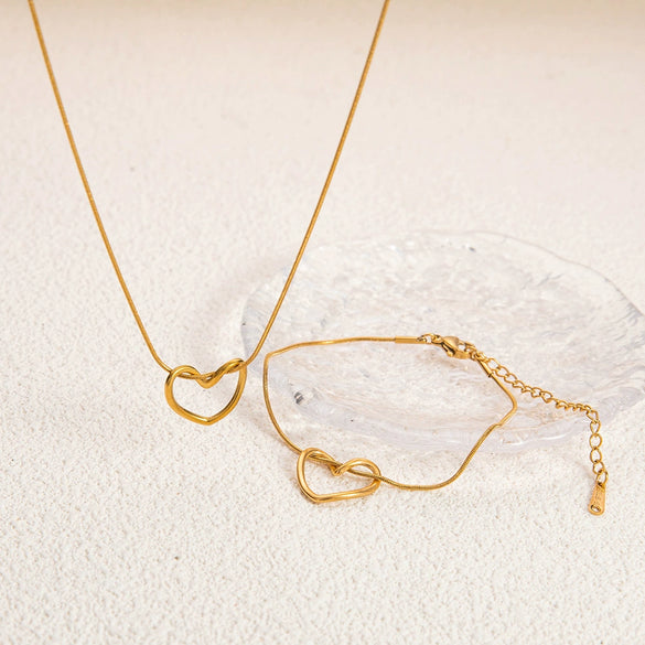 Women's Stainless Steel And Titanium Steel Love Necklace And Bracelet Set Simple Fashion Electroplated 18K Gold Highgrade Clavicle Chain