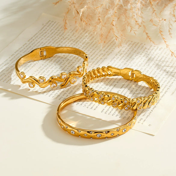 Women’s Stainless Steel Bracelet With Flower And Heart Pattern Zircon Rhinestone Accents And 18K Vacuum Plated Finish