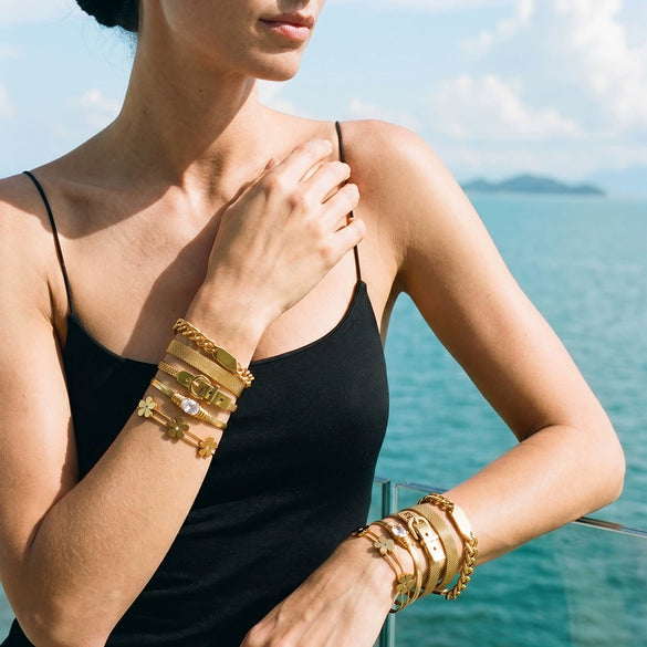 Women's Stainless Steel Bracelet With 18K Vacuum Plating And Floral Geometric Pattern