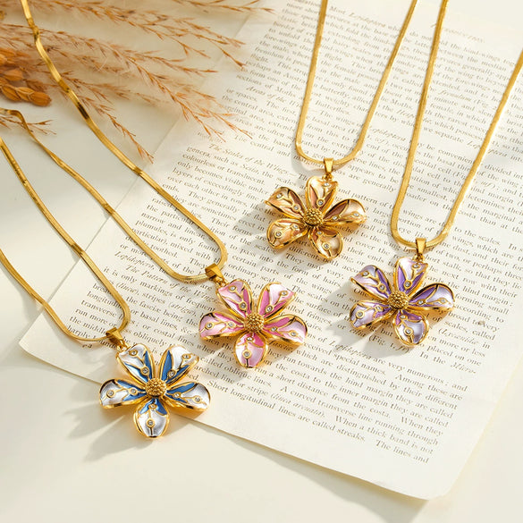 Women's Stainless Steel Geometric Flower Pattern Necklace With Oil Drip Design Vacuum Plated Finish And Rhinestone Accent