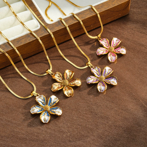 Women's Stainless Steel Geometric Flower Pattern Necklace With Oil Drip Design Vacuum Plated Finish And Rhinestone Accent