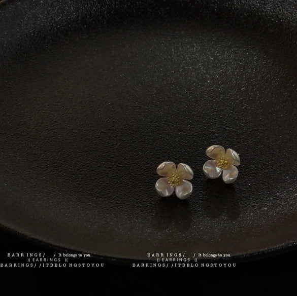 Women's Sweet Flower Earrings Copper Electroplated Small White Floral Stud Earrings With Silver Needle