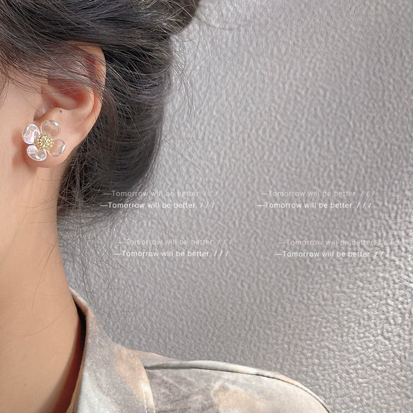 Women's Sweet Flower Earrings Copper Electroplated Small White Floral Stud Earrings With Silver Needle