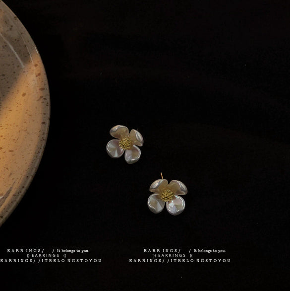 Women's Sweet Flower Earrings Copper Electroplated Small White Floral Stud Earrings With Silver Needle