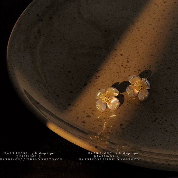 Women's Sweet Flower Earrings Copper Electroplated Small White Floral Stud Earrings With Silver Needle