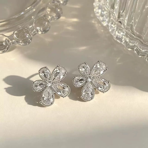 Women's Sweet Style Flower Earrings With Zircon Inlay Metal Floral Studs With Copper Ear Needles