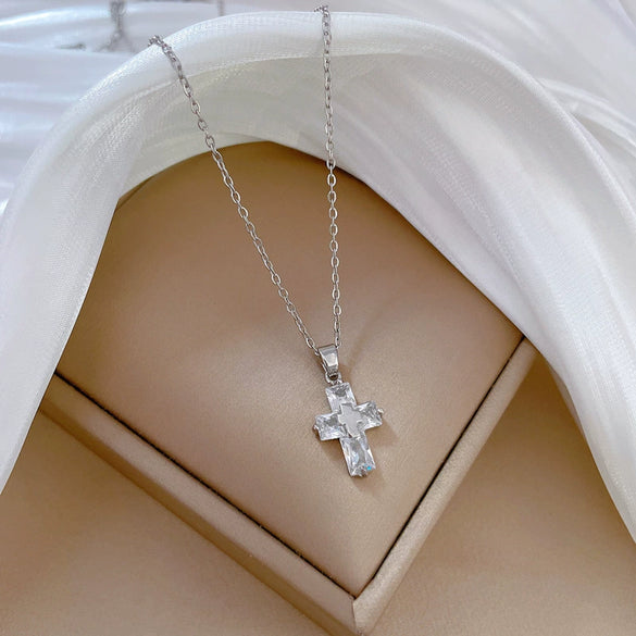 Women's Titanium Steel And Copper Geometric Pattern Cross Flower Light Luxury Fashion Trendy Clavicle Chain With Diamond Design