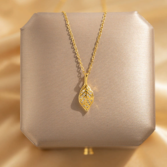 Women's Titanium Steel And Copper Necklace With Goldplated Leaves Pendant Niche Design Fashionable And Allmatch