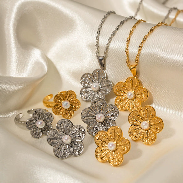Women's Titanium Steel And Stainless Steel Electroplated Compound Flower Pendant Necklace With Geometric Design