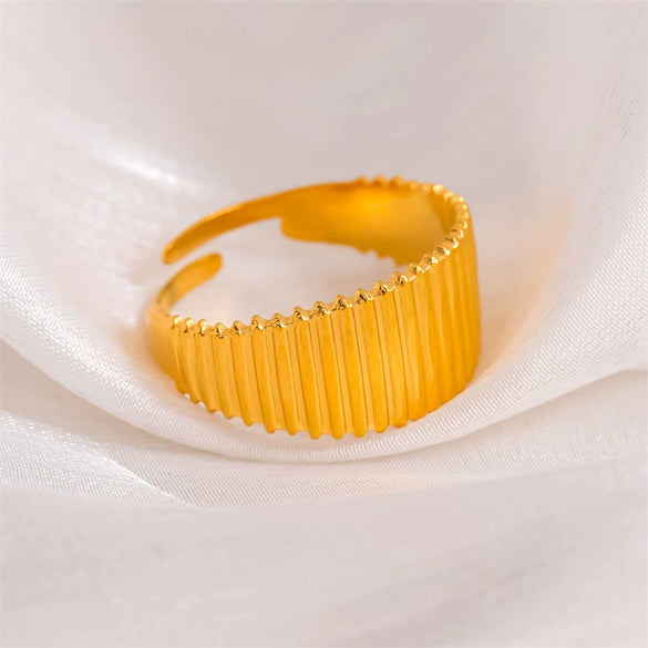 Women's Titanium Steel And Stainless Steel Geometric Vertical Strip Bread Dome Ring With 18K Gold Plated Electroplating