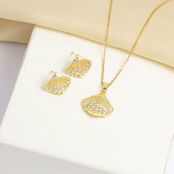 Women's Titanium Steel Jewelry With Shell Gemstones Electroplating Niche Design O Word Chain Collarbone Necklace