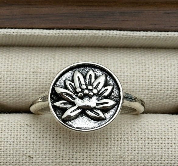 Women's Turquoise Inlaid Alloy Ring Set With Feather Details And Carved Flower Geometric Design Polished Finish
