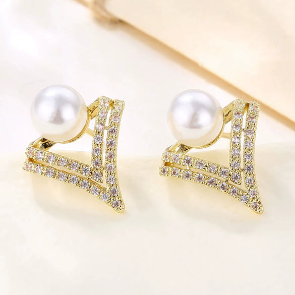 Women's Vintage Flower Zircon Earrings With Pearl Accent Electroplated Metal Exquisite Fashion Jewelry