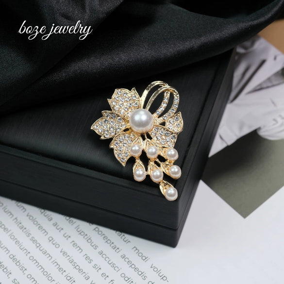 Women's Zinc Alloy Flowershaped Light Luxury Brooch With Electroplating